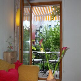 Blick vom Zimmer auf den Balkon